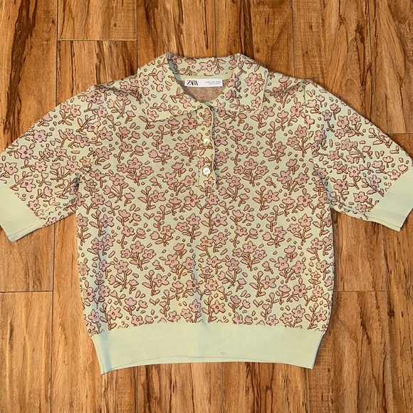 Green college shirt with pink flowers and shell buttons - Picture 2 of 4